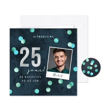 Uitnodiging verjaardag confetti blauw krijtbord foto man